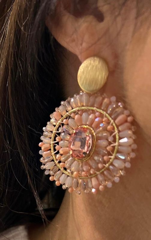 Oorbellen in het licht roze met goudkleurige afwerking