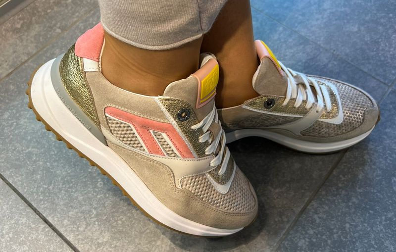 Sneakers van Floris Van Bommel in het beige