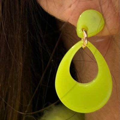 Oorbellen in het fluogeel