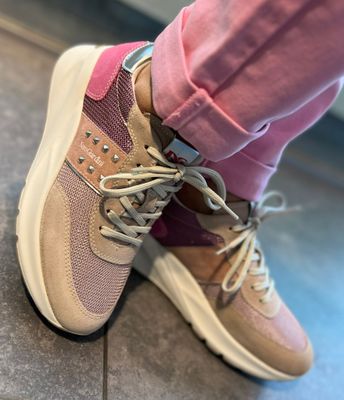 Sneakers met roze tinten van Nero Giardini