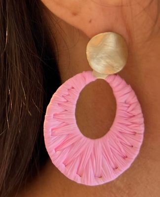 Oorbellen in het roze met goudkleurige afwerking
