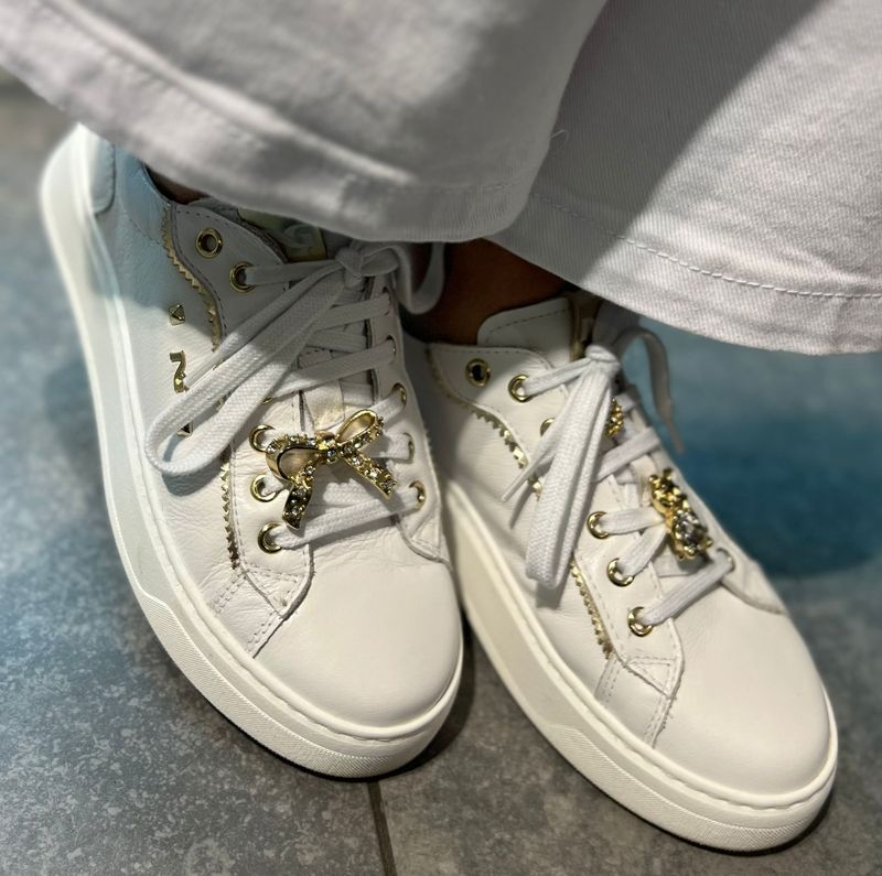 Witte sneakers van Nero Giardini met gouden bedeltjes