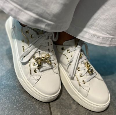 Witte sneakers van Nero Giardini met gouden bedeltjes
