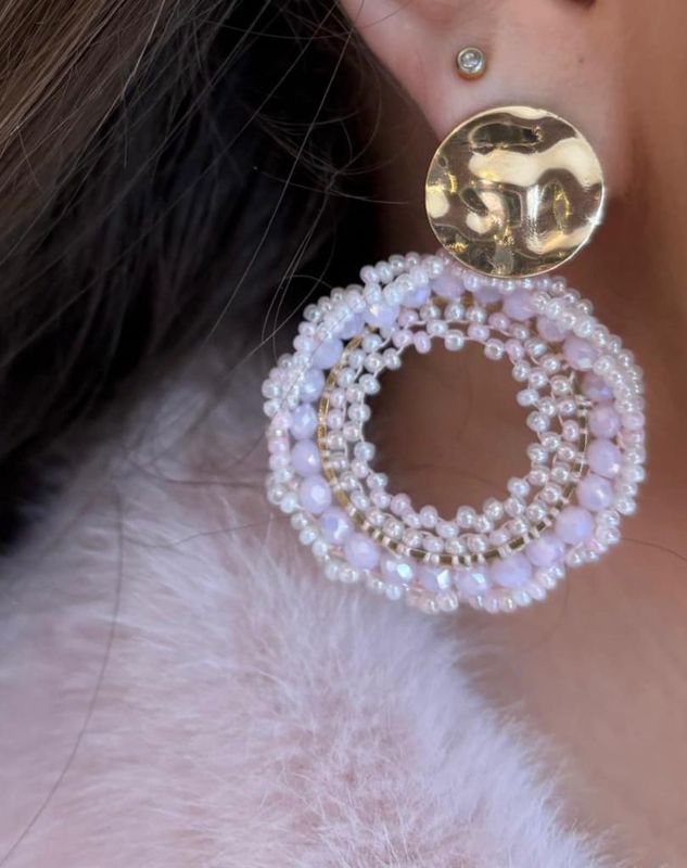 Prachtige licht roze oorbellen met goudkleurige afwerking