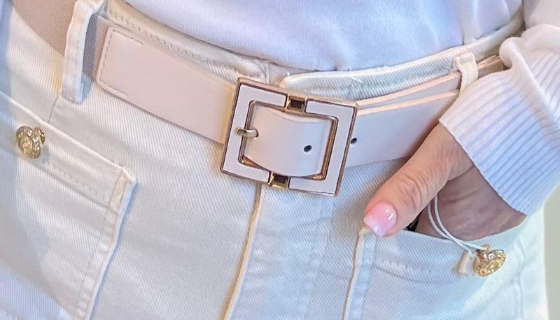 Crèmekleurige riem op een rekker