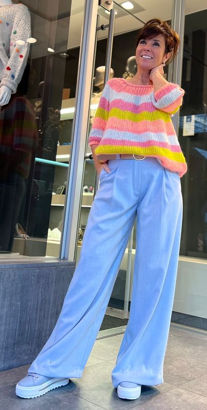 Wijde geklede broek in het licht blauw