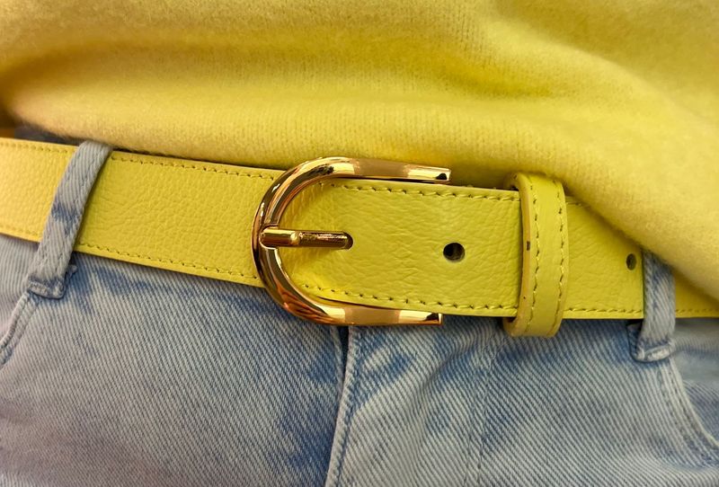 Lederen riem in het geel