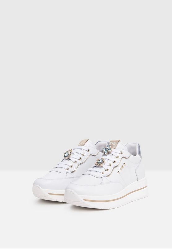 Witte sneakers van Nero Giardini met lichtblauwe stenen