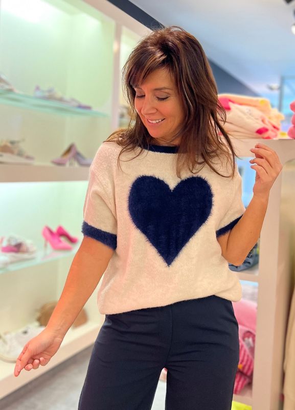 Pull met korte mouwen en een fluffy hartje verkrijgbaar in vier verschillende kleuren
