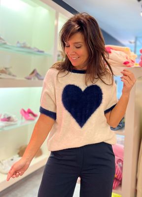 Pull met korte mouwen en een fluffy hartje verkrijgbaar in vier verschillende kleuren