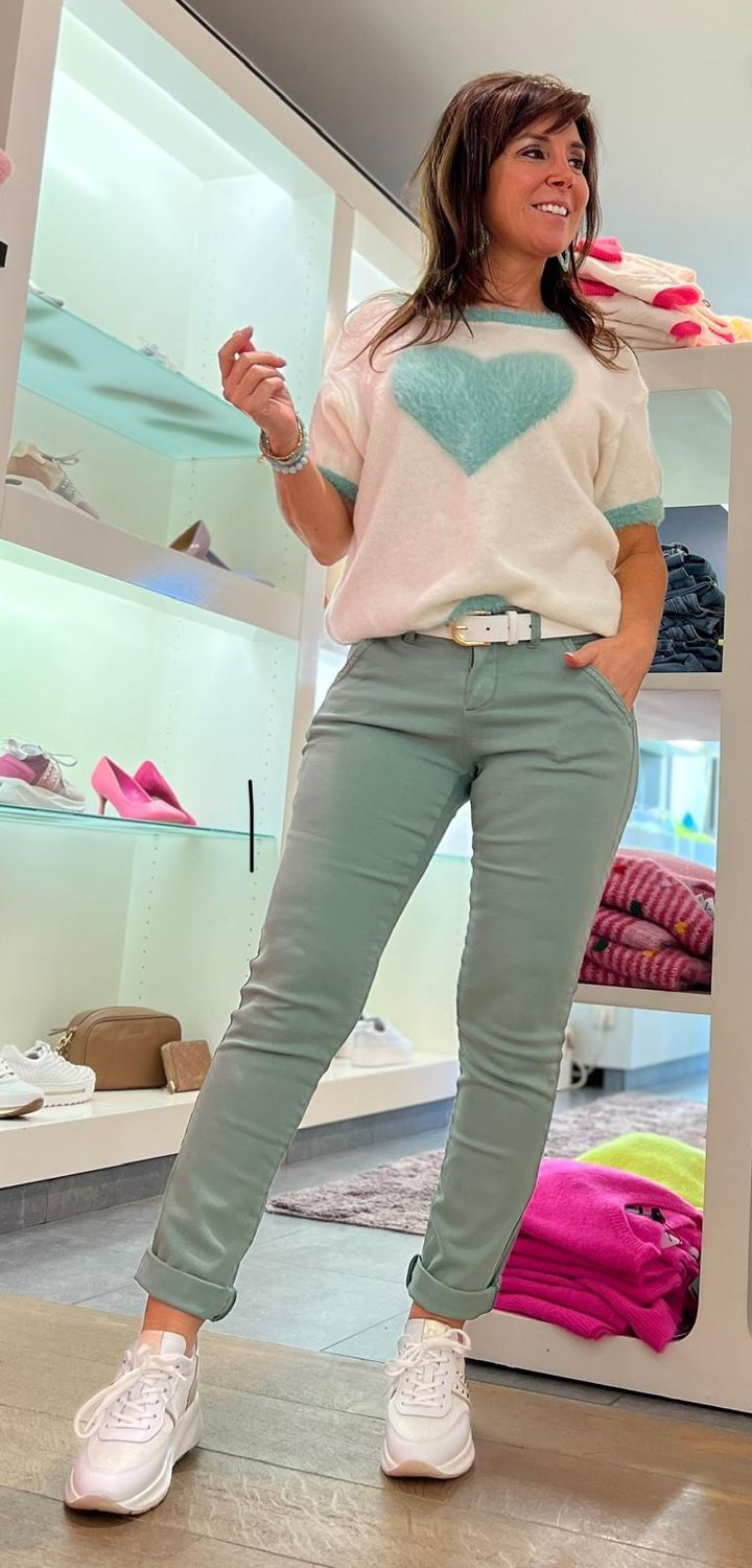 Chino in het aquagroen