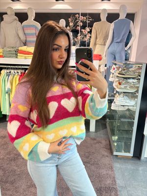 Kleurrijke pull met hartjes Kleurrijke pull met hartjes