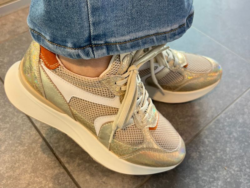 Gouden sneakers Nero Giardini afgewerkt met oranje