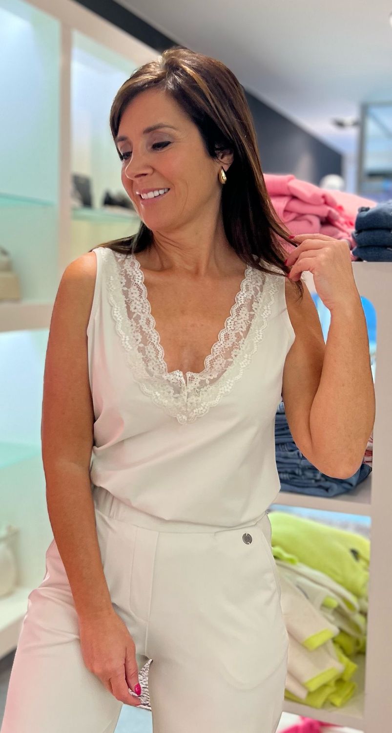 Crèmekleurige top met kant in travelstof Crèmekleurige top met kant in travelstof