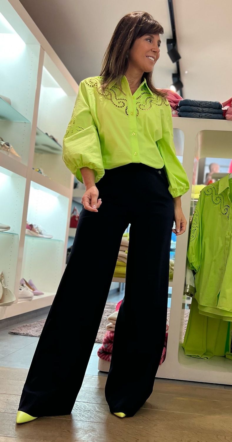 Donkerblauwe broek met wijde pijpen in travelstof