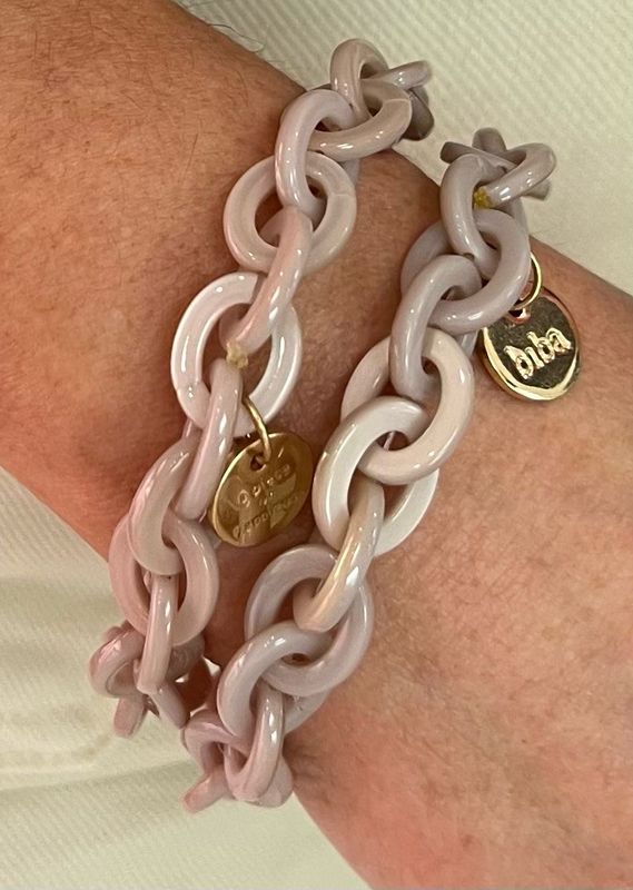 Set van twee armbanden in taupe kleur