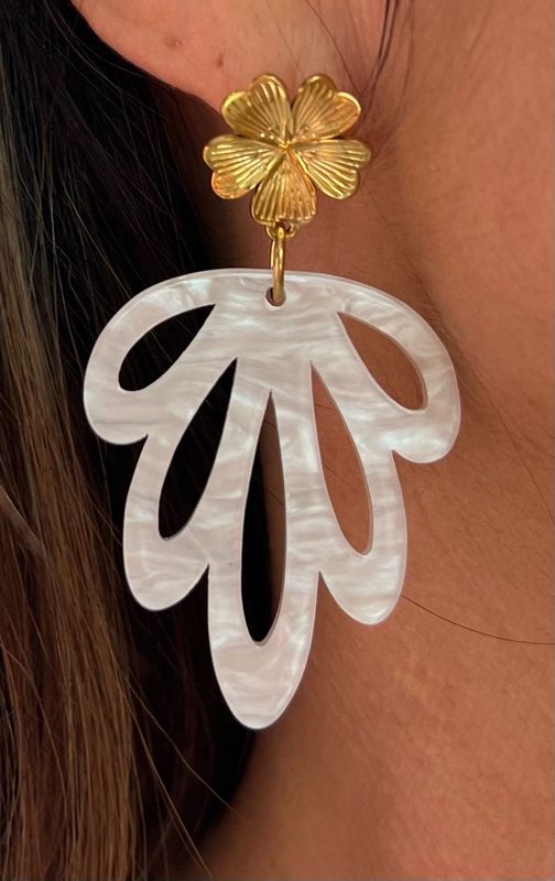 Witte oorbellen afgewerkt met goud