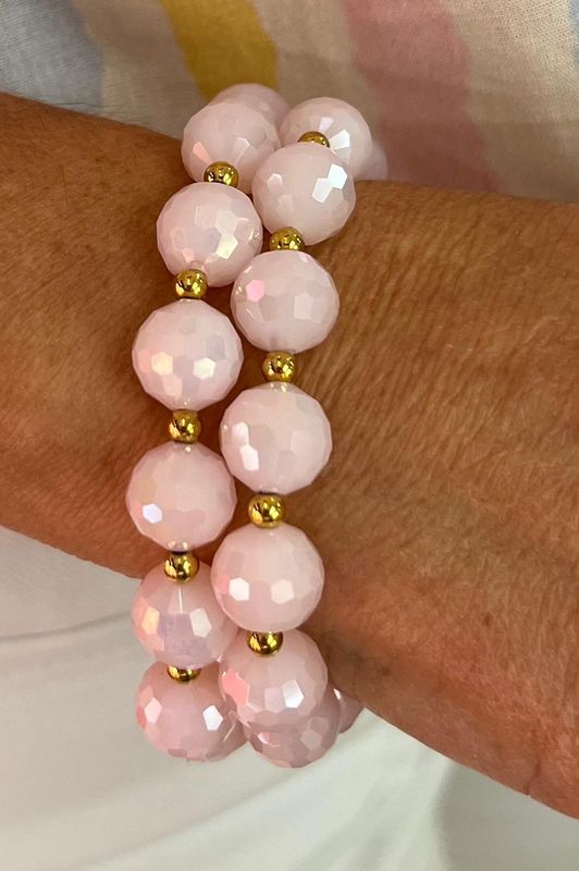 Set van twee armbanden in het licht roze