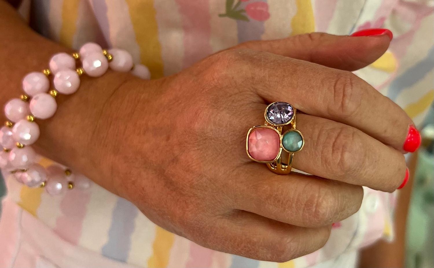 Ring op een rekker met pasteltinten