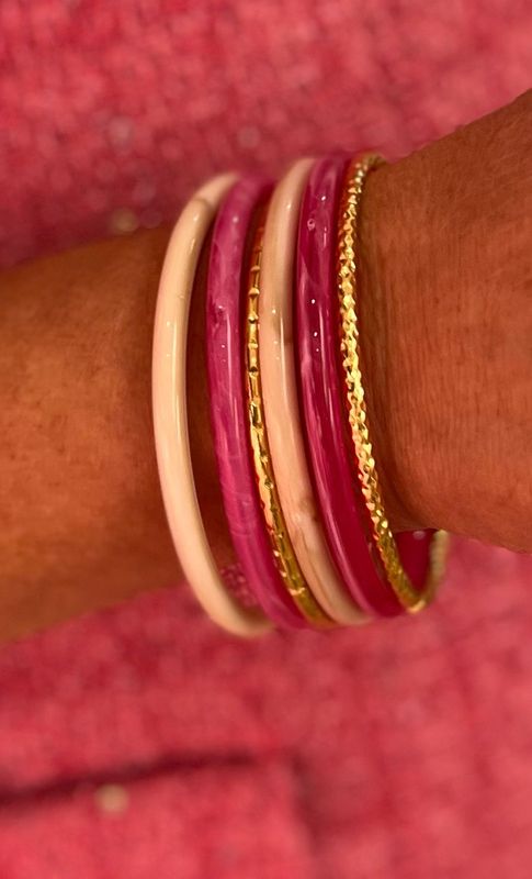 Set van armbandjes in het framboosroze