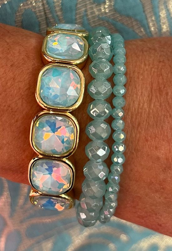 Set van drie armbanden in het aquablauw