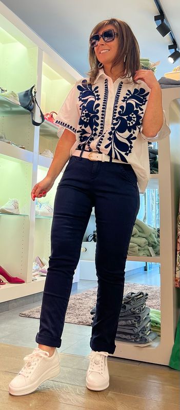 Chino in het donkerblauw