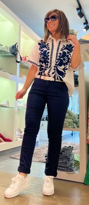 Chino in het donkerblauw