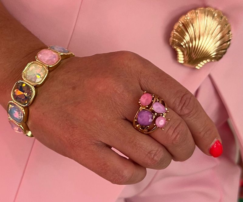 Ring met prachtige stenen en roze tinten