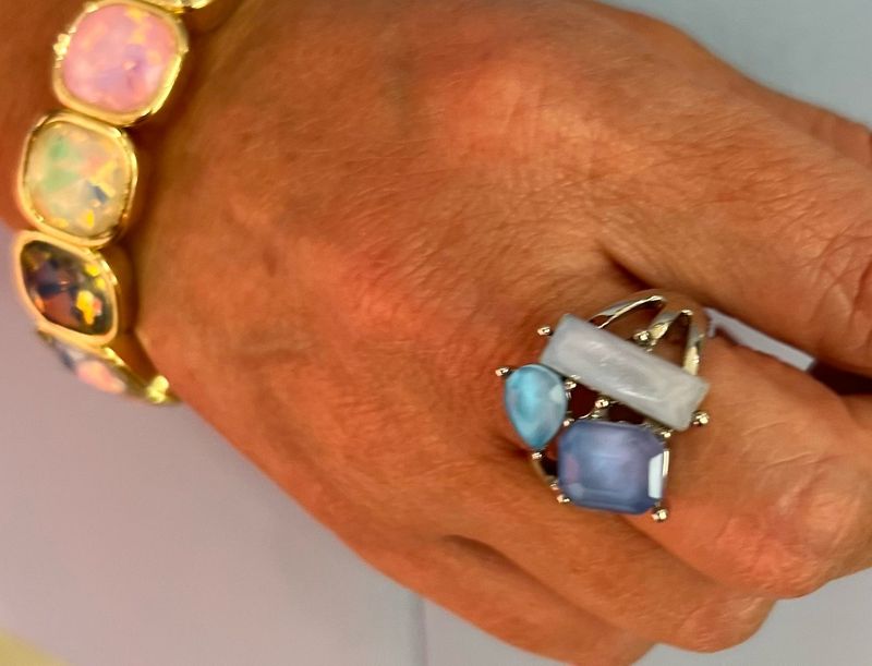 Ring met prachtige stenen en blauwe tinten