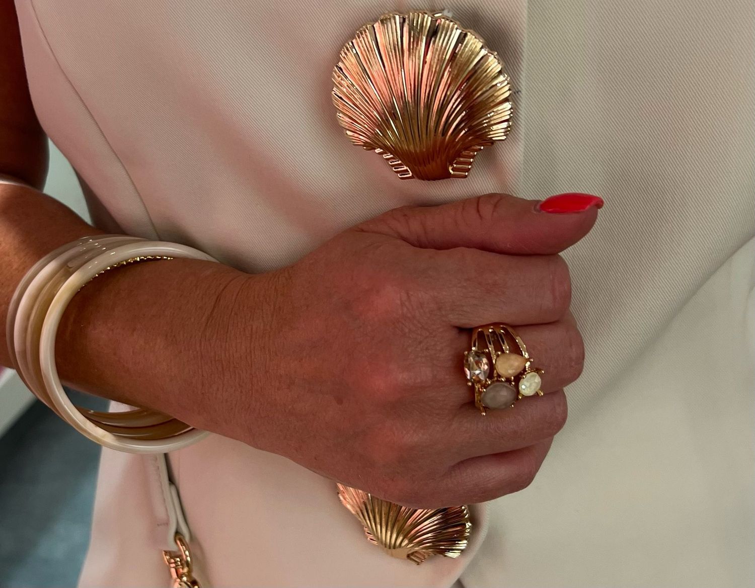 Ring met prachtige stenen en beige tinten