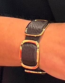 Zwart lederlook armbandje met goud