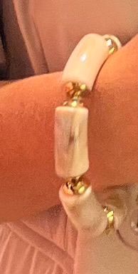 Beige armband met goudkleurige afwerking