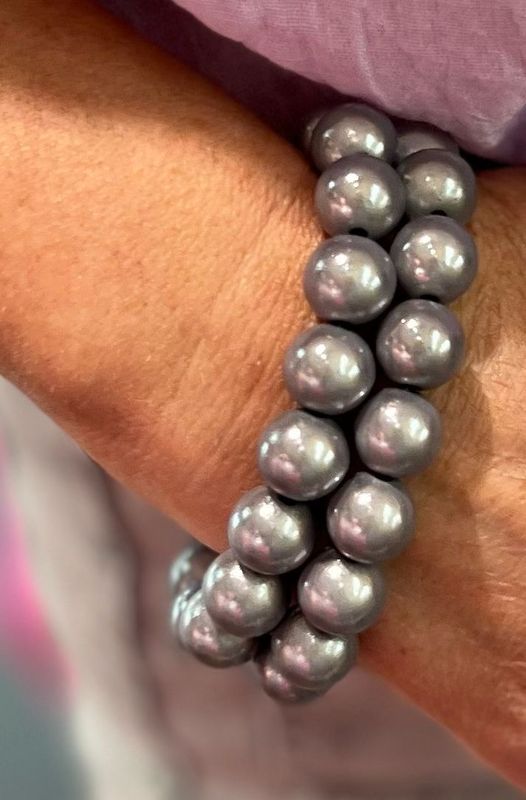 Set van twee armbanden in het grijs