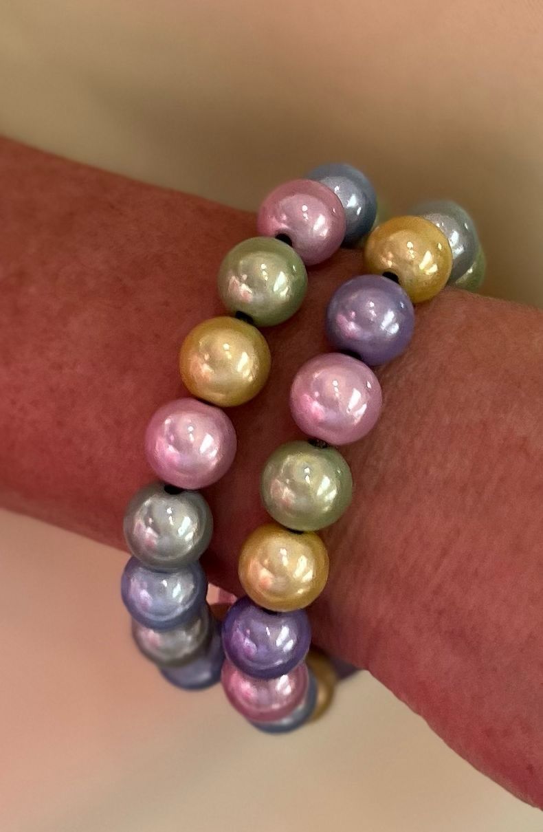 Set van twee gekleurde armbanden