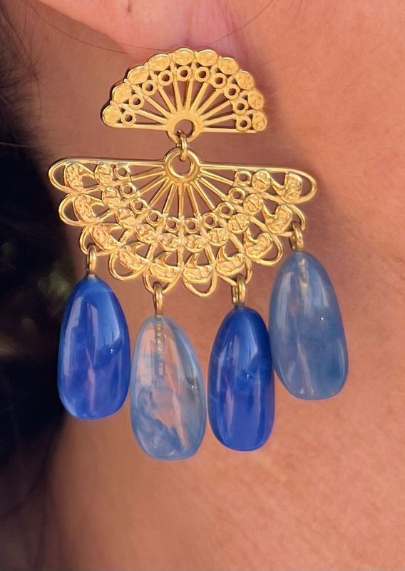 Jeansblauwe oorbellen met goudkleurige afwerking