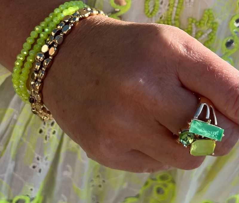 Prachtige ring met groene stenen