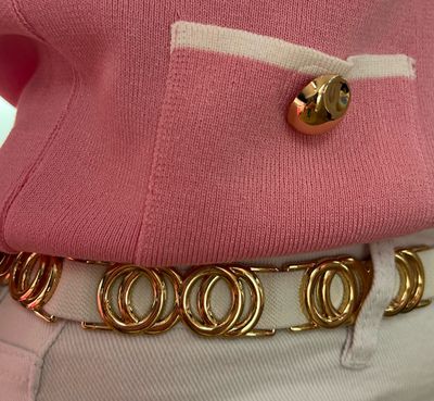 Witte riem met goudkleurige afwerking