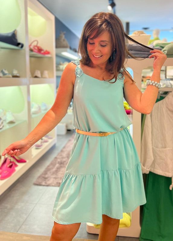 Kleedje met mooie bloemendetail op de schouder