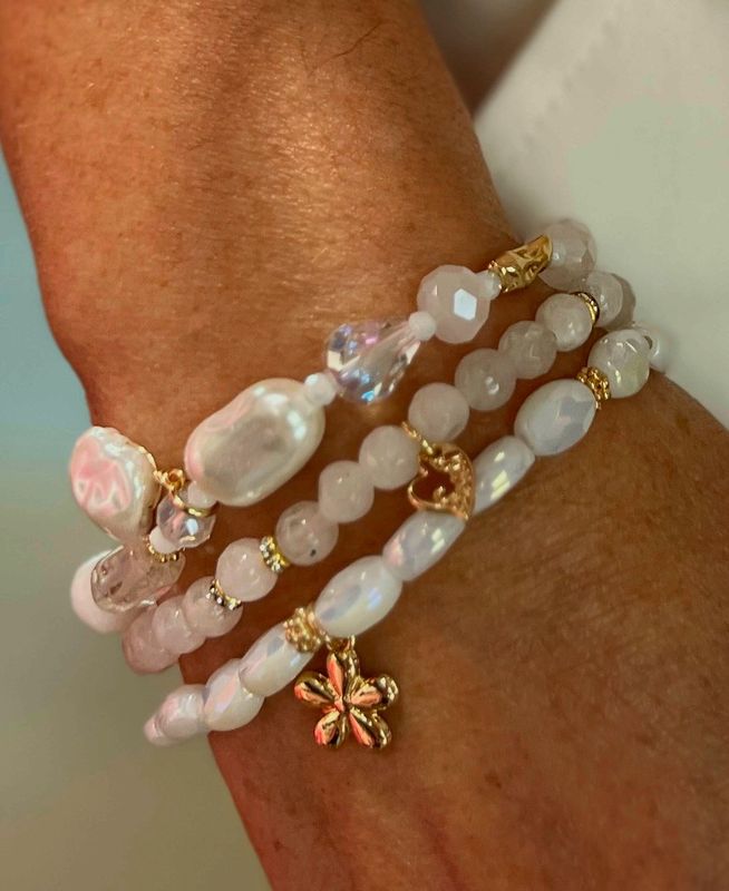 Set van drie armbanden in het wit