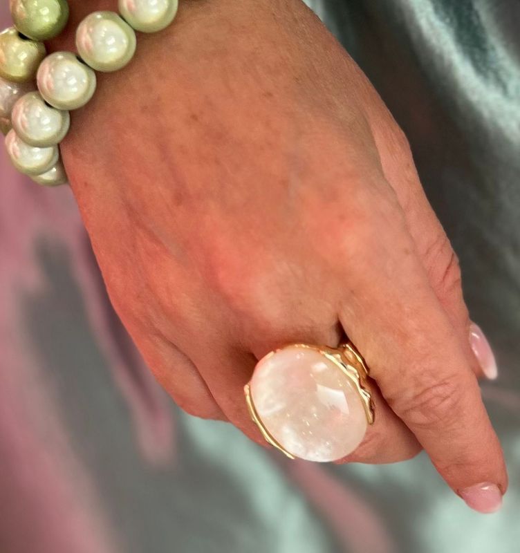 Ring met mooie steen in het gebroken wit