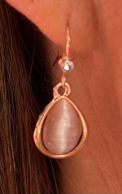 Oorbellen met roze steen