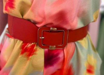 Oranje riem op rekker