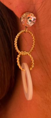 Oorbellen met crèmekleur en goud