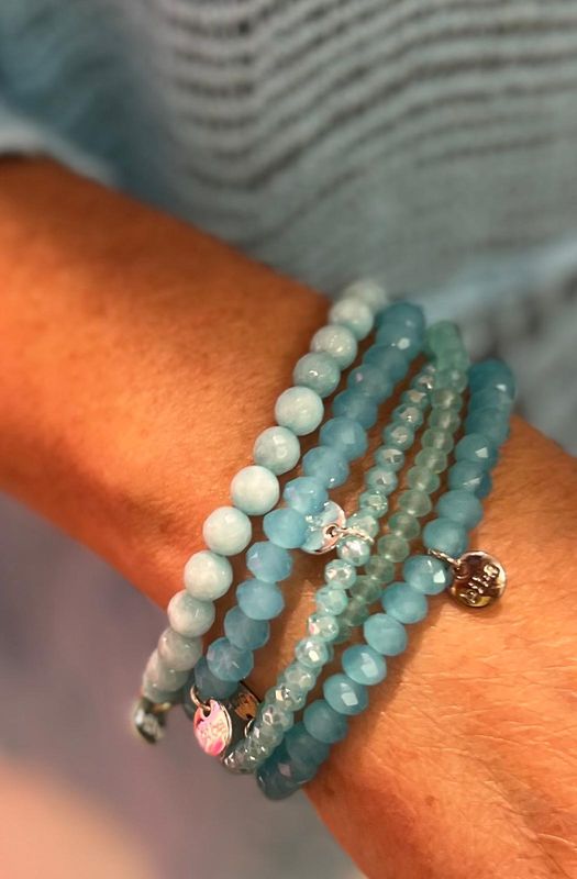 Set van vijf armbanden in het aquablauw