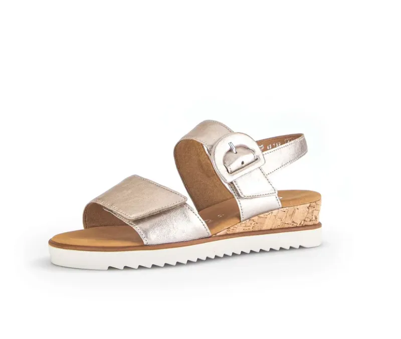 Sandaleno met sleehak goud