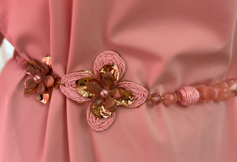 Lichtroze riem met bloemen