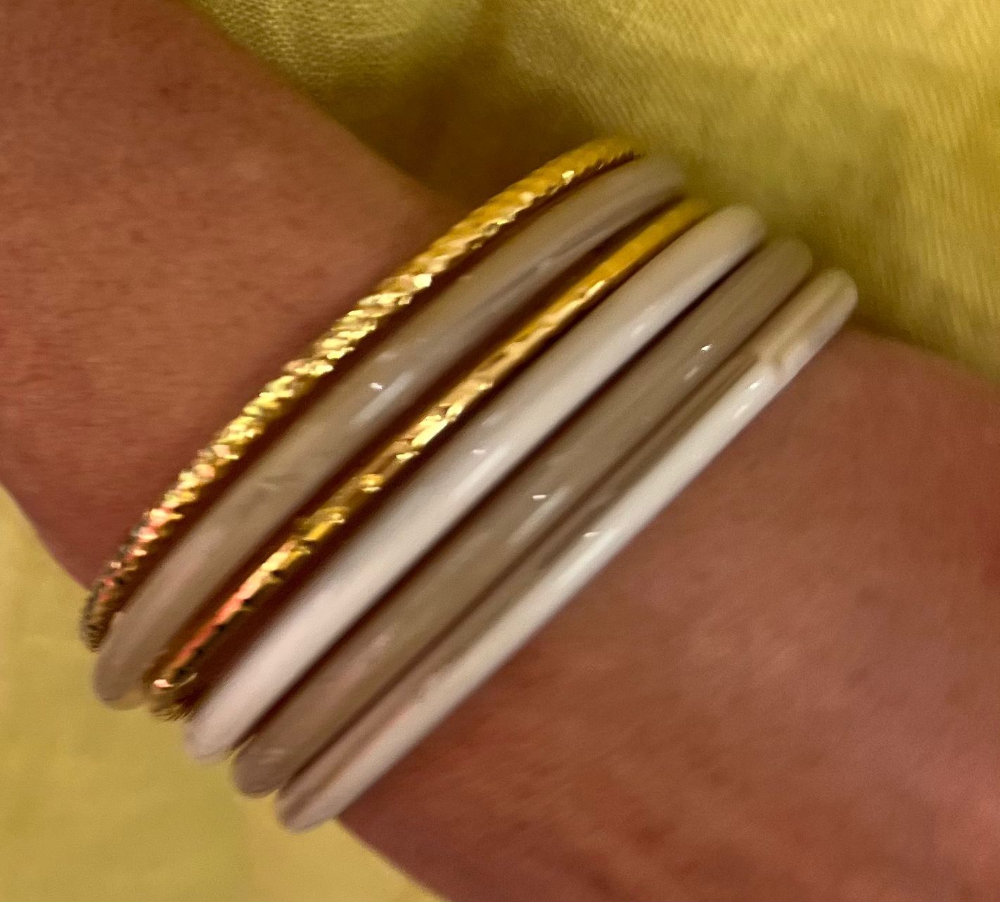 Set van armbanden met beige tinten