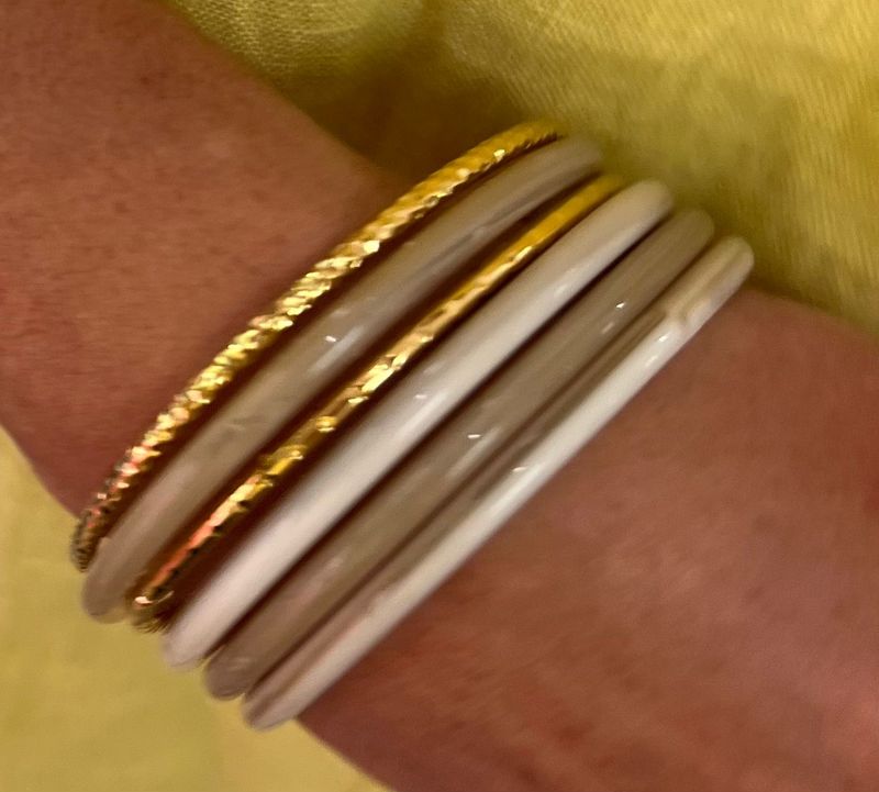Set van armbanden met beige tinten