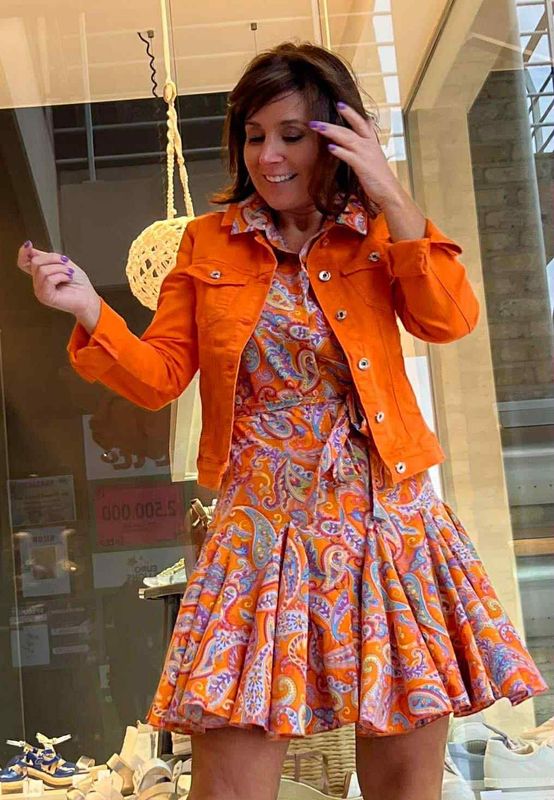 Jeansjasje in het oranje Jeansjasje in het oranje