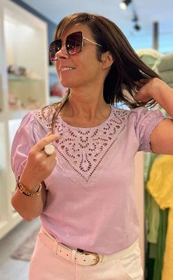 T-shirt verkrijgbaar in twee verschillende kleuren T-shirt verkrijgbaar in twee verschillende kleuren